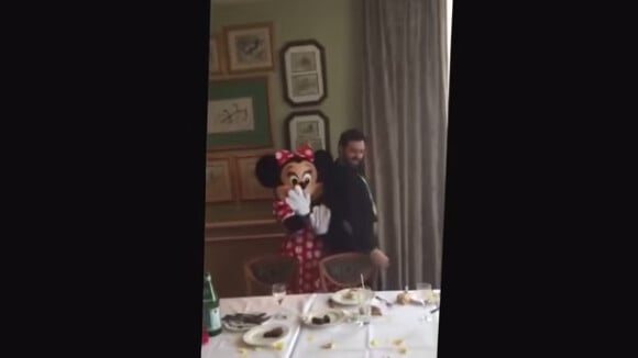 Cyril Hanouna : danse délirante avec... Minnie à Disneyland