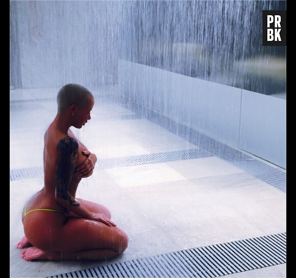 Amber Rose en string sous la douche sur Instagram