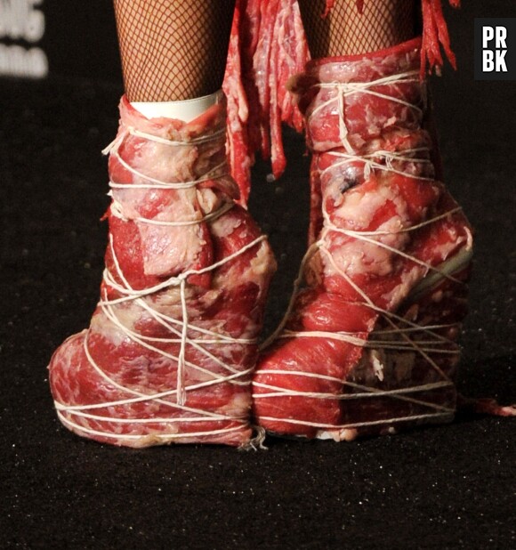 Lady Gaga et ses chaussures en viande aux MTV VMA 2010