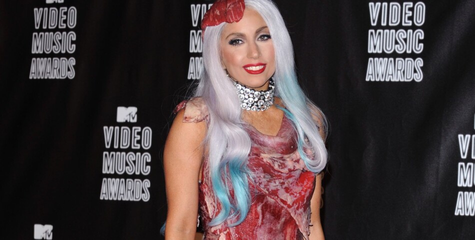 Lady Gaga et son fameux look robe en viande aux MTV VMA 2010