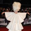 Lady Gaga et son look mi-Marie Antoinette, mi-fantôme aux Brit Awards 2010
