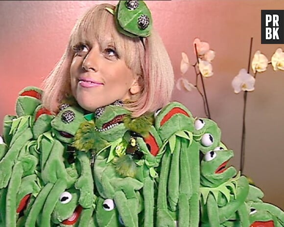 Lady Gaga dans une robe en grenouilles Kermit, à la télévision allemande en 2009