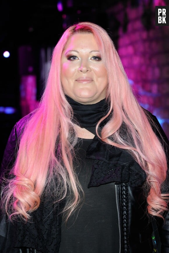Loana et  ses cheveux roses aux Public Buzz Awards le 1er avril 2015 à Paris