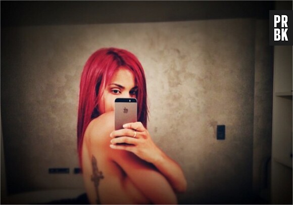 Shy'm sexy sur Instagram avec sa couleur rouge