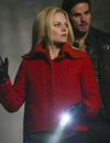 Once Upon a Time saison 4, épisode 18 : Emma (Jennifer Morrison) et Hook (Colin O'Donoghue) sur une photo