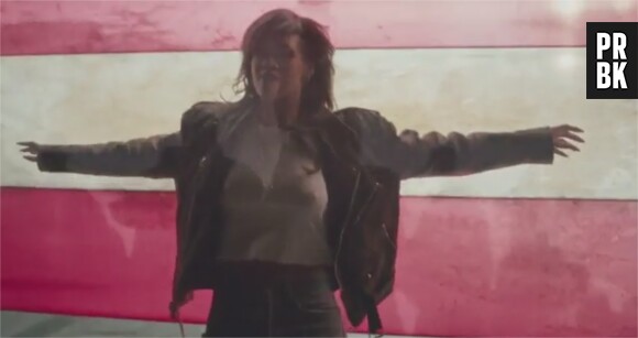 Rihanna face à un drapeau américain dans son nouveau clip 'American Oxygen'