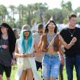 Kylie Jenner, les cheveux verts et sa soeur Kendall Jenner au Festival Coachella le 10 avril 2015