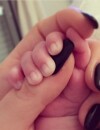 Emilie Nef Naf pose avec la main de son fils Menzo sur Instagram