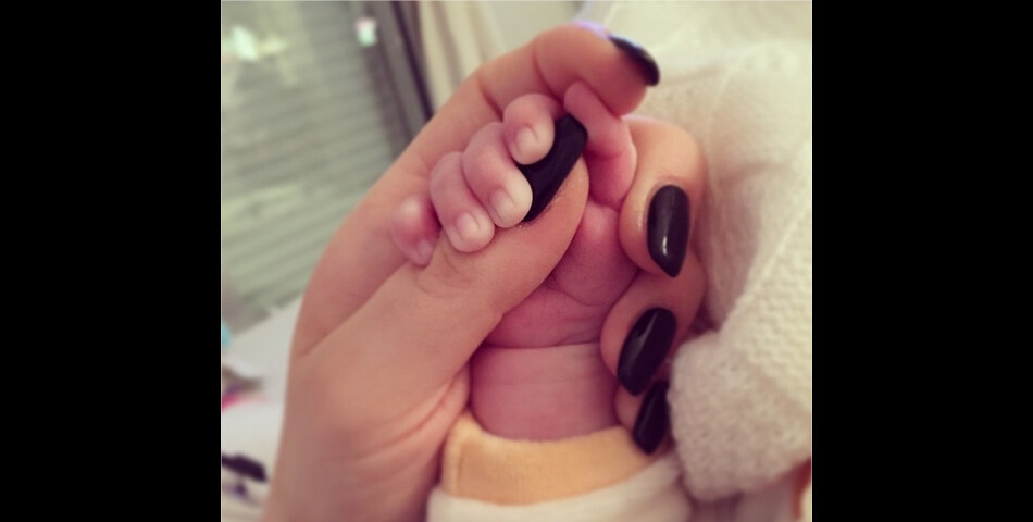Emilie Nef Naf pose avec la main de son fils Menzo sur Instagram