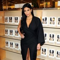 Kim Kardashian : décolleté sexy et robe très fendue pour une séance de dédicaces