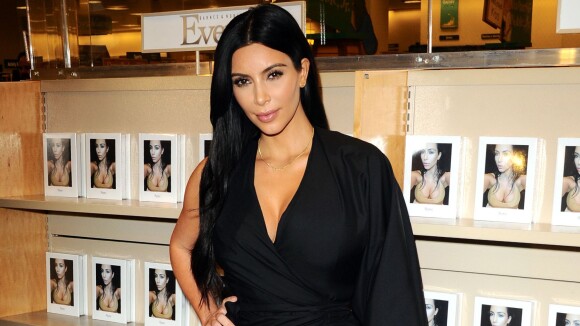 Kim Kardashian : décolleté sexy et robe très fendue pour une séance de dédicaces