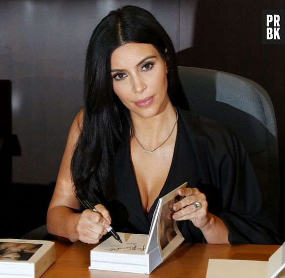 Kim Kardashian sexy lors d'une séance de dédicaces de son livre "Selfish" à la librairie Barnes & Noble à Los Angeles, le 7 mai 2015
