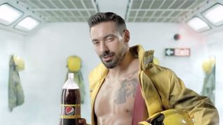 Ezequiel Lavezzi (PSG) torse nu et sexy dans une pub délirante pour Pepsi