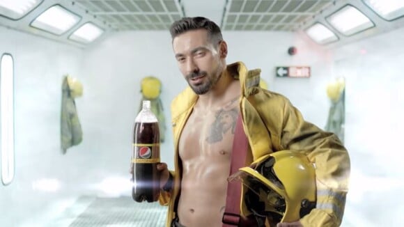 Ezequiel Lavezzi (PSG) torse nu et sexy dans une pub délirante pour Pepsi
