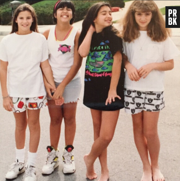 Kourtney Kardashian et Kim Kardashian (au milieu) sur une photo dossier de leur enfance publiée par Kris Jenner