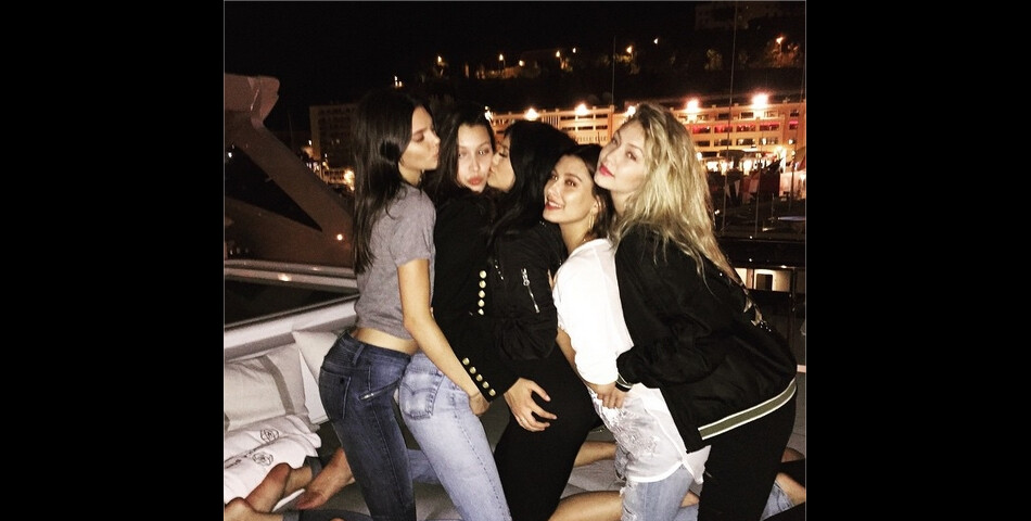 Kendall Jenner, Kylie Jenner, Bella Hadid, Gigi Hadid et Hailey Baldwin se tripotent à Monaco