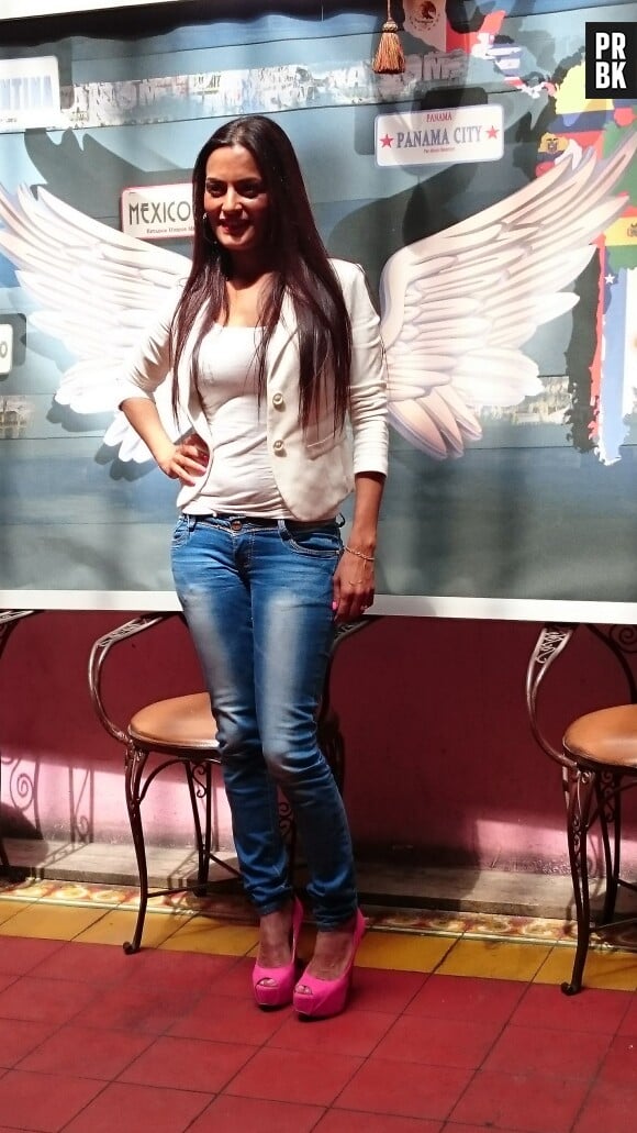 Maeva du Mag de NRJ 12 lors de la séance de dédicaces des Anges 7 au Barrio Latino, le 26 mai 2015