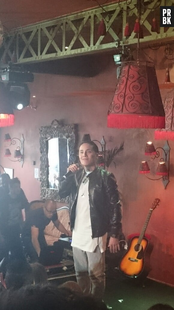 Les Anges 7 : Jon Ali chante In Motion lors de la séance de dédicaces au Barrio Latino, le 26 mai 2015