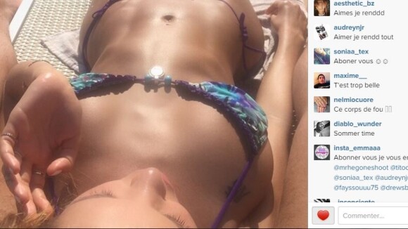 Nabilla Benattia en bikini sexy : mais à qui sont ces jambes poilues autour d'elle ?