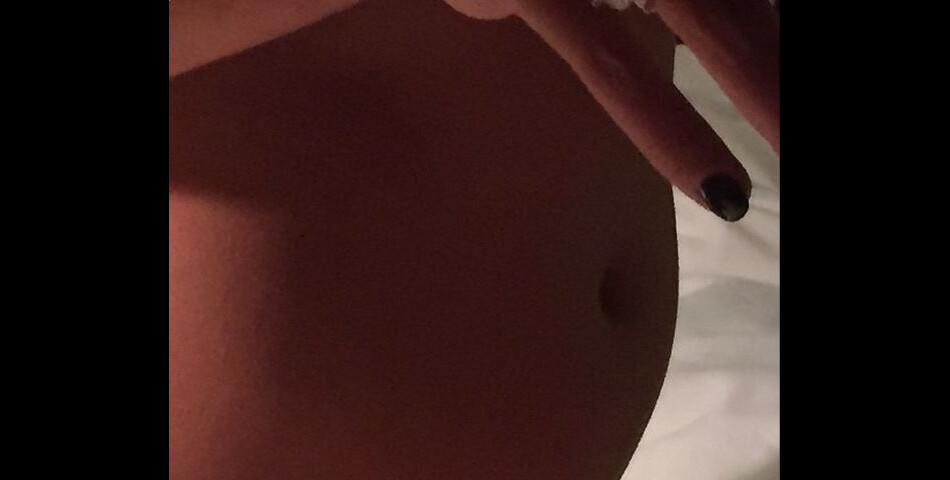 Ayem Nour enceinte ? Elle publie une photo d&#039;un ventre rond sur Instagram le 8 juin 2015