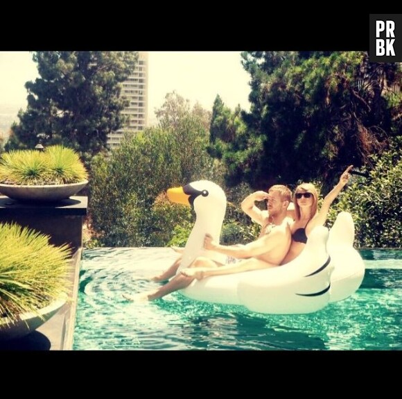 Taylor Swift et Calvin Harris en couple dans une piscine, le 10 juin 2015