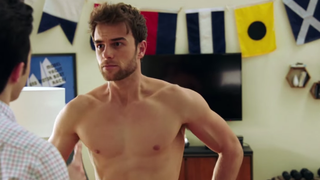 Nathaniel Buzolic (The Vampire Diaries) : nu et sexy dans la bande-annonce de sa nouvelle série