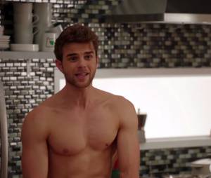 Significant Mother : Nathaniel Buzolic (The Vampire Diaries) se met &agrave; nu dans le teaser
