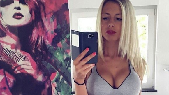 Stéphanie Clerbois sexy et décolletée sur Instagram pour dévoiler son accessoire minceur