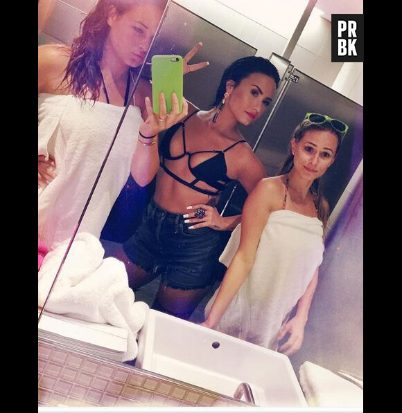 Demi Lovato exhibe son ventre dans une tenue sexy, en juin 2015 sur Instagram