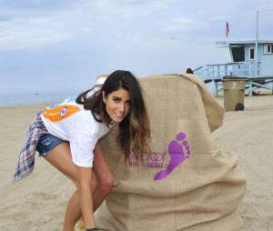 Nikki Reed nettoie une plage &agrave; Santa Monica le 18 juillet 2015