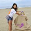 Nikki Reed nettoie une plage à Santa Monica le 18 juillet 2015