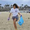 Nikki Reed nettoie une plage à Santa Monica le 18 juillet 2015
