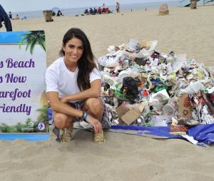 Nikki Reed nettoie une plage &agrave; Santa Monica le 18 juillet 2015