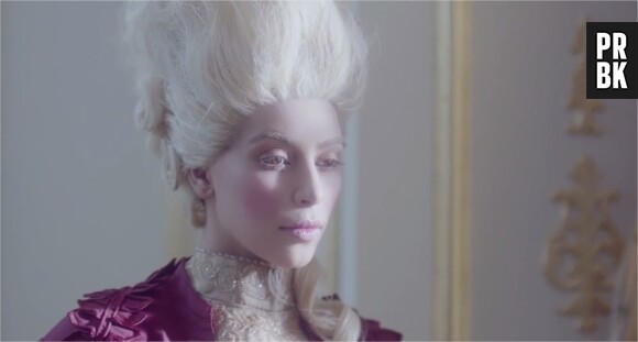 Kim Kardashian en Marie-Antoinette dans une publicité pour les boissons énergisantes Hype