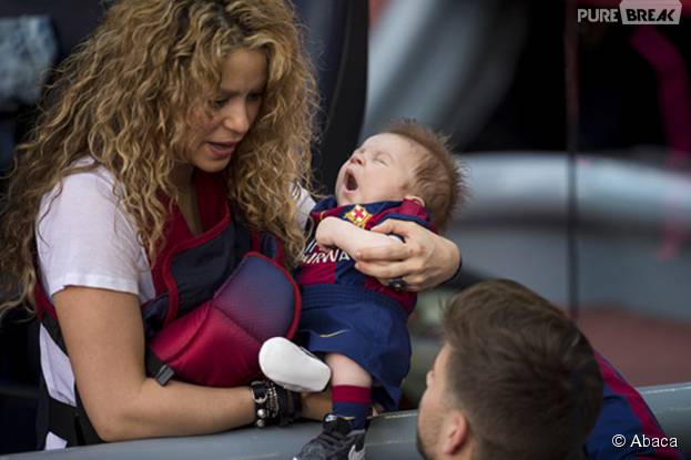 Shakira, Gerard Piqu&eacute; et leur fils Sasha apr&egrave;s un match du FC Barcelone, le 18 avril 2015 au Camp Nou