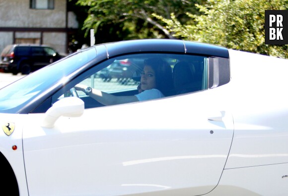 Kylie Jenner au volant de sa Ferrari, le 14 août 2015