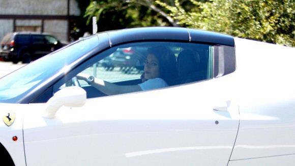 Kylie Jenner au volant de sa Ferrari pour mettre définitivement fin aux rumeurs