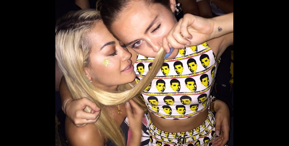 Miley Cyrus fière de son pyjama Drake