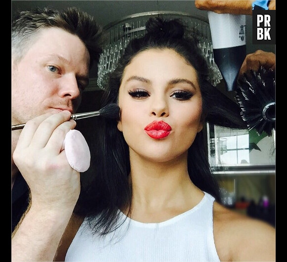 Selena Gomez en pleine séance de maquillage sur Instagram