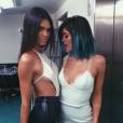 Kylie Jenner, avec sa soeur Kendall, s'affiche avec un tie and dye bleu sur Instagram