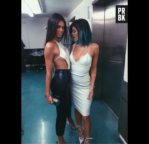 Kylie Jenner, avec sa soeur Kendall, s'affiche avec un tie and dye bleu sur Instagram