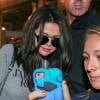 Selena Gomez : selfies avec des fans à son arrivée à Paris, le 25 septembre 2015