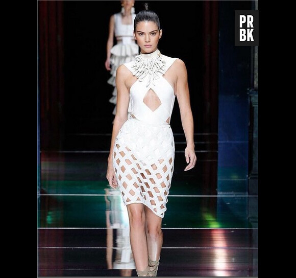 Kendall Jenner lors du défilé Balmain d'Olivier Rousteing, à la Fashion Week de Paris le 1er octobre 2015