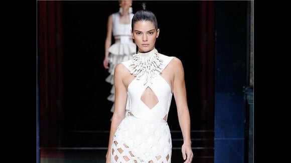 Kendall Jenner & Gigi Hadid sexy pour Joe Jonas et Travis Scott au défilé Balmain de la Fashion Week
