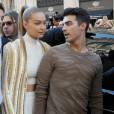 Gigi Hadid et Joe Jonas lors du défilé Balmain d'Olivier Rousteing, à la Fashion Week de Paris le 1er octobre 2015