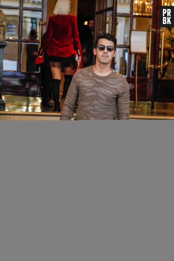 Joe Jonas lors du défilé Balmain d'Olivier Rousteing, à la Fashion Week de Paris le 1er octobre 2015