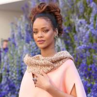 Rihanna classe et sophistiquée pour le défilé Dior à Paris