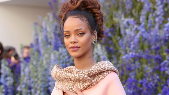 Rihanna classe et sophistiquée pour le défilé Dior à Paris