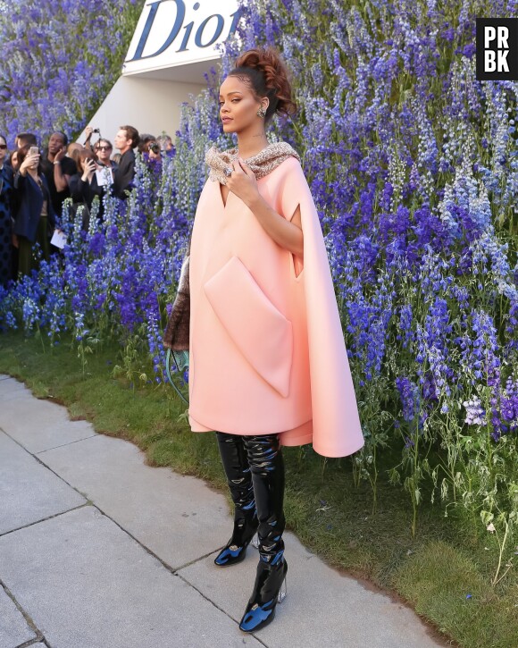 Rihanna prend la pose au défilé Dior à Paris le 2 octobre 2015