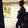 Aurélie Van Daelen : nouvelle exhib' de son ventre rond pour fêter ses 6 mois de grossesse, le 24 septembre 2015, sur Instagram